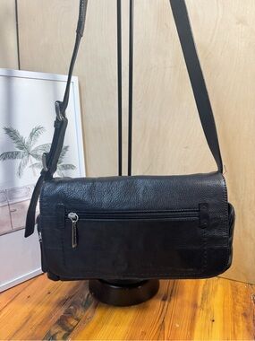 Stone Mountain Accessories Black Leather Messenger Bag